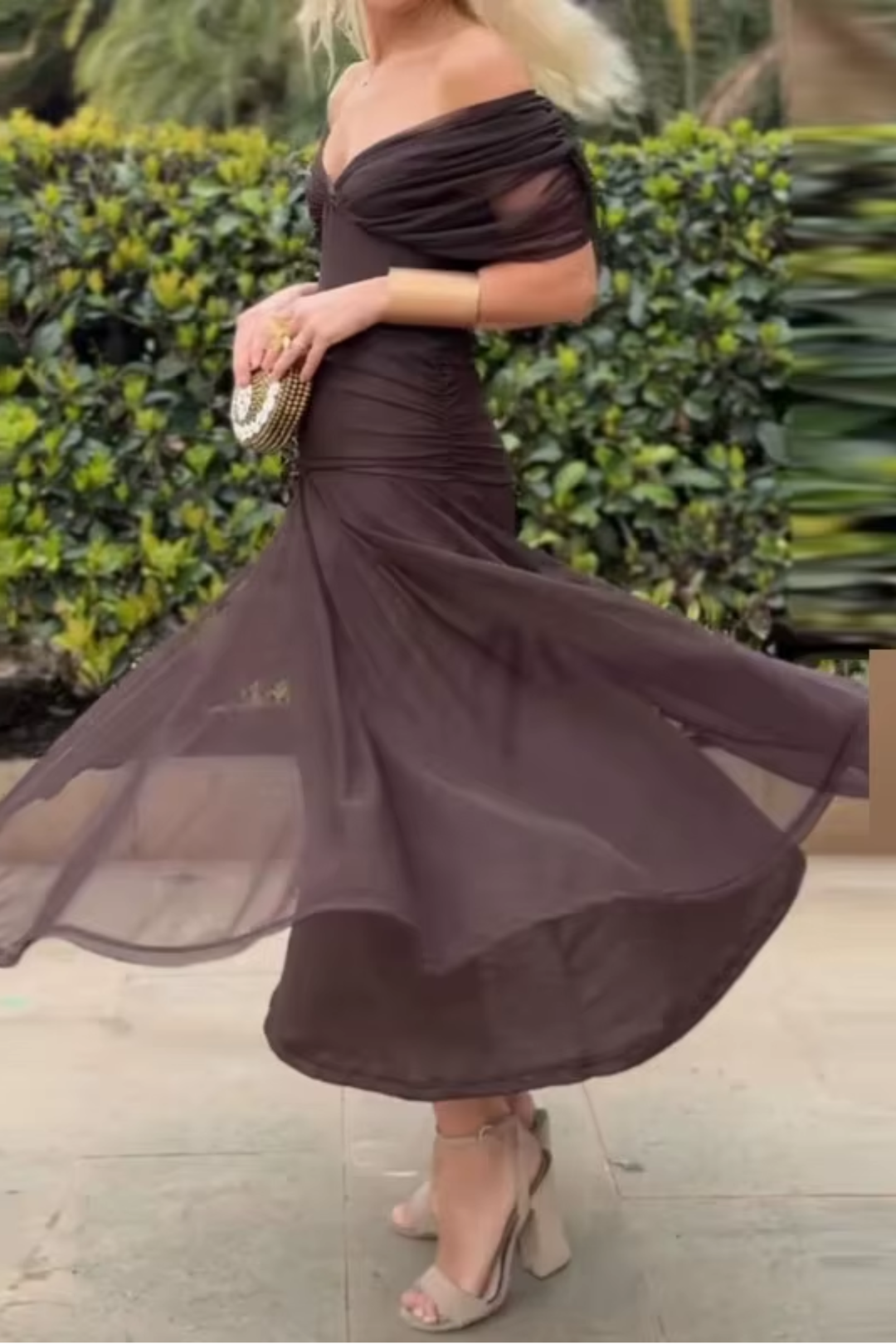 Luisa Dress with a V-neck